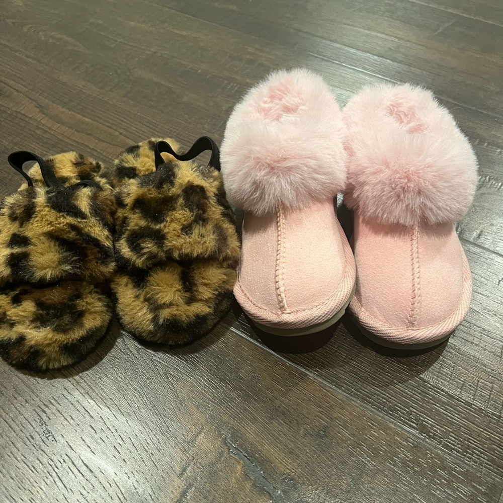 Toddler girls slippers.